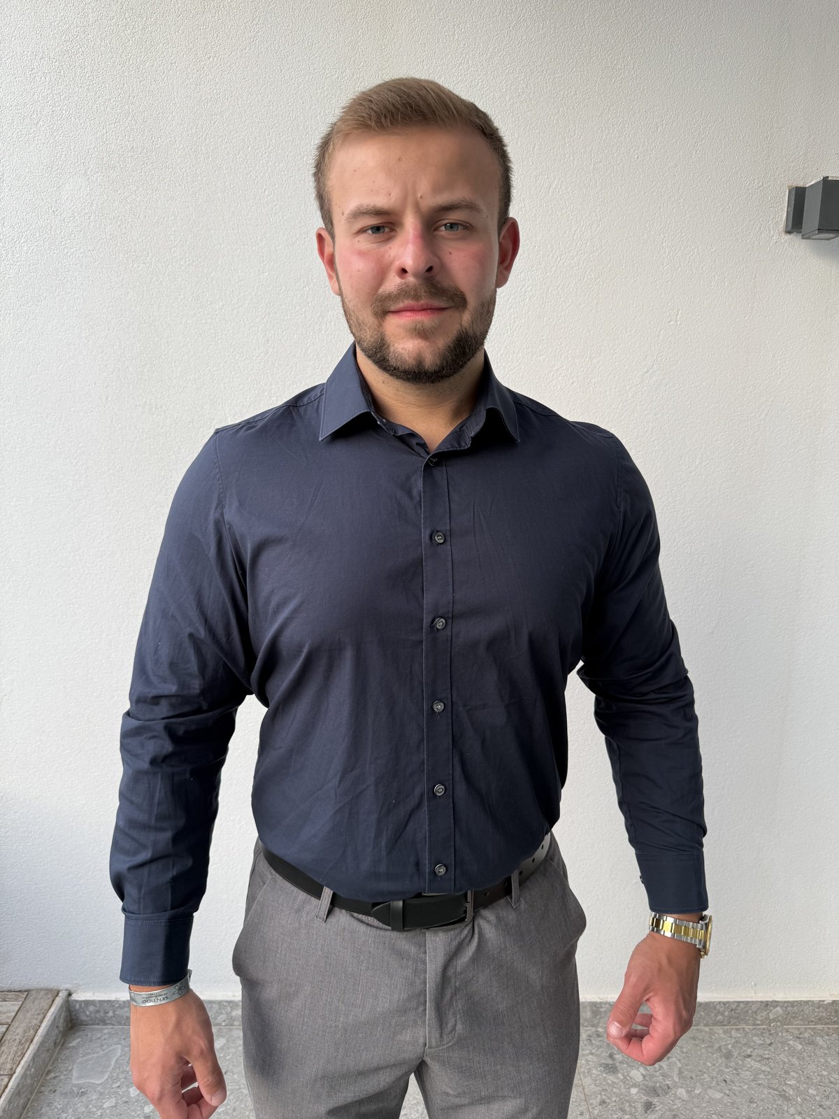 Falsch: Frontal / Steif